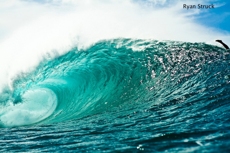 pipeline in hawaii. north shore. oahu. surfing in hawaii. empty wave.